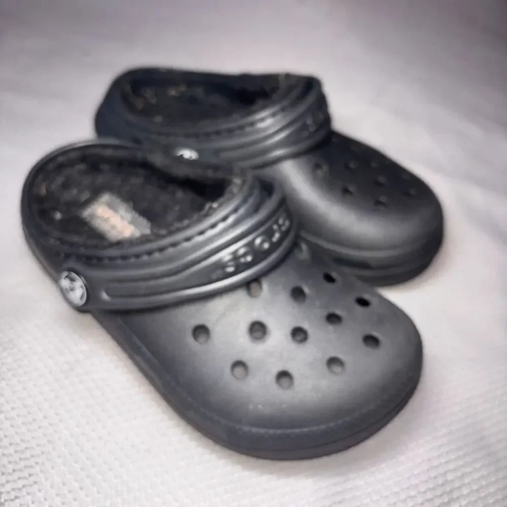 Black fleece lined fuzzy comfy cozy slip on winter Crocs clogs unisex size 11